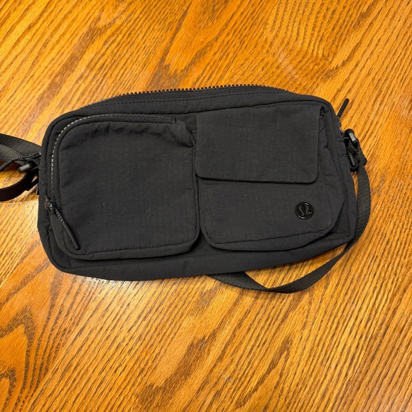 Lululemon unisex black multi pocket crossbody bag - Picture 2 of 11